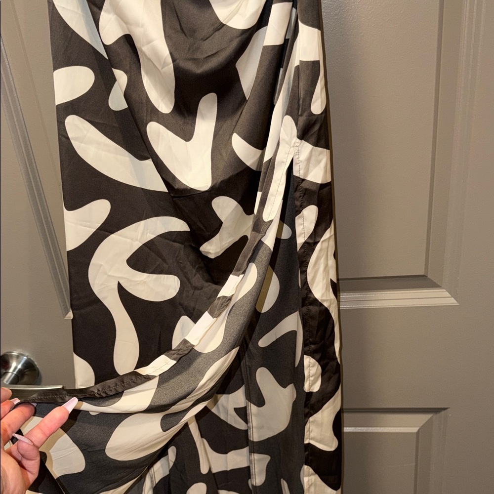 Black & White Abstract Midi Slip Dress - Picture 5 of 11